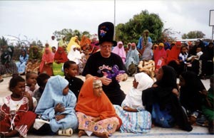 Mogadiscio - Mago Sales con i bimbi del SOS
